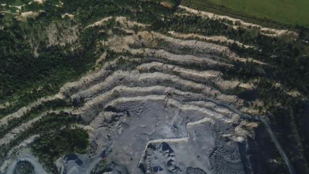 用于提取花岗岩及建筑材料的砂堆及破碎设备采石场的顶部视图 无人机拍摄的镜头 — 图库视频影像