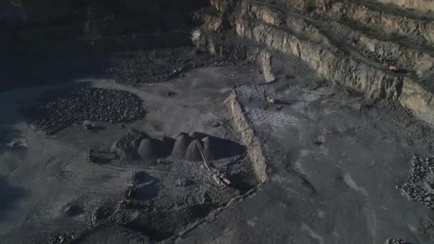 Blick Von Oben Auf Sandhaufen Und Brechanlagen Für Die Gewinnung — Stockvideo