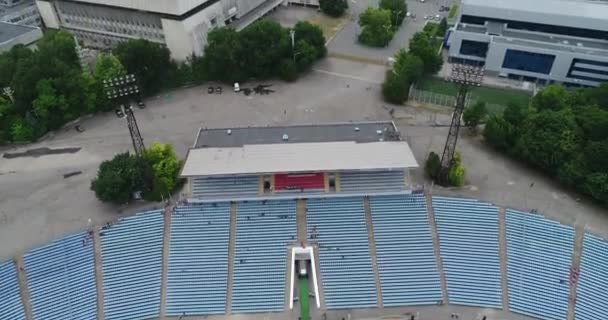 Rugbyspielerinnen beim Training des Stadionmeteors Dnipro aus der Luft Rundumblick fliegender Himmel Drohnenkopter