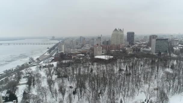 冬の街 高さからの眺め 雪に覆われた都市公園の眺め冬の街の眺め高さからのドニプロ — ストック動画