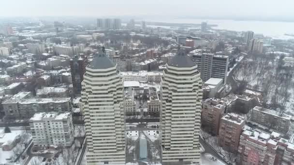 冬の街 高さからの眺め 雪に覆われた都市公園の眺め冬の街の眺め高さからのドニプロ — ストック動画