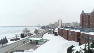 Kış şehri, yükseklikten manzara, karla kaplı bir şehir parkı Kış şehri Dinyeper manzarası