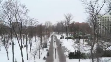 Kış şehri, yükseklikten manzara, karla kaplı bir şehir parkı Kış şehri Dinyeper manzarası