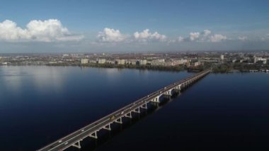 Köprüde arabalar, köprüden hava manzarası..