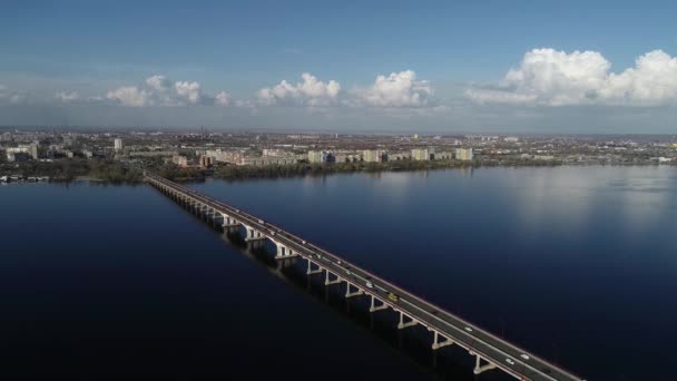 Bilar Rida Bron Antenn Utsikt Över Bron Från Höjd — Stockvideo