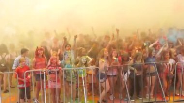 Holi Renkler Festivali 'nde Dans Eden İnsanların Üzerindeki Hava Uçuşu. Stadyumdaki renk festivali. Açık arena. Panoramik gökyüzü manzarası.