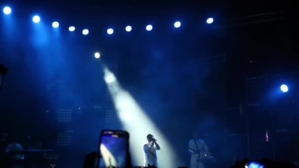 Konfetti Unoszące Się Powietrzu Podczas Koncertowego Oświetlenia Lampy Oświetleniowe Koncercie — Wideo stockowe