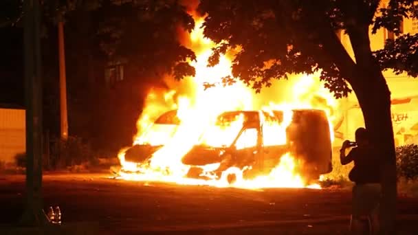 Ένα Αυτοκίνητο Καίγεται Και Βενζίνη Στάζει Και Καίγεται Αναγνωρίσιμος Πυροσβέστης — Αρχείο Βίντεο