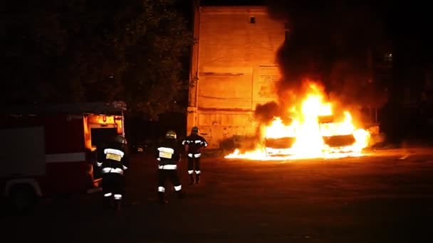 Een Auto Brandt Benzine Druipt Brandt Onherkenbare Brandweerman Die Water — Stockvideo