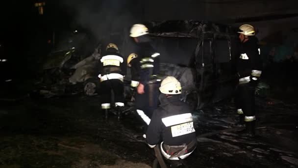 Car Burning Gasoline Dripping Burning Unrecognizable Firefighter Spraying Water Foam — Stok video