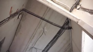 Yeni evin inşaat sahasında yer ısıtma boruları ve elektrik kabloları. Panorama çekimi görüntüleri onardı