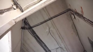 Yeni evin inşaat sahasında yer ısıtma boruları ve elektrik kabloları. Panorama çekimi görüntüleri onardı