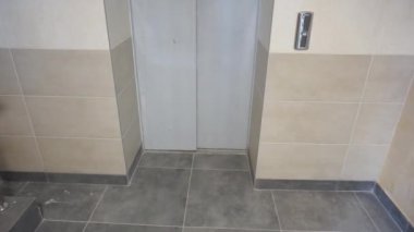 Yeni evin inşaat sahasında yer ısıtma boruları ve elektrik kabloları. Panorama çekimi görüntüleri onardı