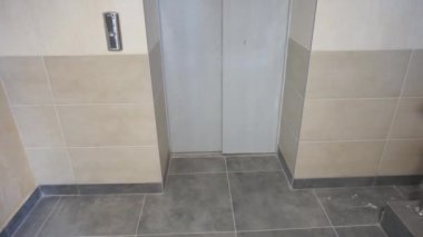 Yeni evin inşaat sahasında yer ısıtma boruları ve elektrik kabloları. Panorama çekimi görüntüleri onardı