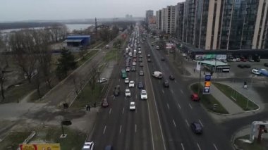 Kara buzun ters çevrildiği Kaygan Yollarda Araba Kazası. Havadan panoramik manzaralı insansız hava aracı gökyüzünde uçuyor.