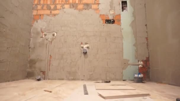 新しい家の建設現場で床暖房パイプや電気線 パノラマ撮影修理映像 — ストック動画