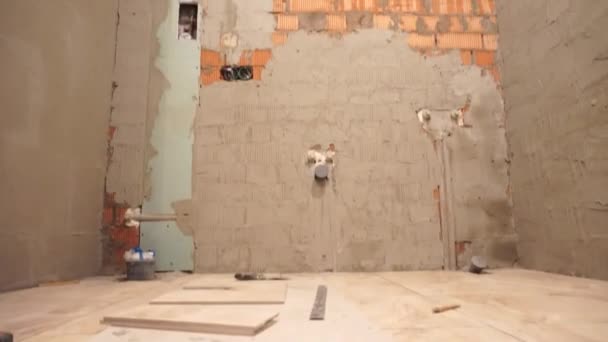 Fußbodenheizungsrohre Und Stromleitungen Auf Der Baustelle Des Neuen Hauses Panoramaaufnahmen — Stockvideo