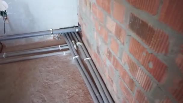 新しい家の建設現場で床暖房パイプや電気線 パノラマ撮影修理映像 — ストック動画