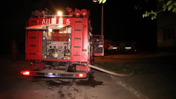 Tűzoltók Harcolnak Tűz Ellen Toronyházban Tűzoltók Mentenek Meg Embereket Ablakon — Stock videók