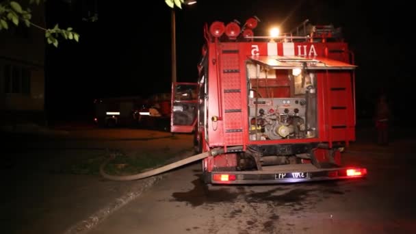 Bomberos Luchan Contra Fuego Gran Altura Bomberos Rescatan Gente Través — Vídeo de stock