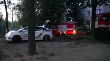 İtfaiyeciler yangınla mücadele ediyor, itfaiyeciler insanları pencereden kurtarıyor polisleri takip ediyorlar.