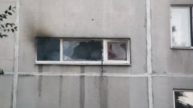 İtfaiyeciler yangınla mücadele ediyor, itfaiyeciler insanları pencereden kurtarıyor polisleri takip ediyorlar.