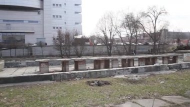 Meteor havası panoramik manzarası yakınındaki Dinyeper Ukrayna anıtının parçalanması helikopter insansız hava aracı görüntülerinden gökyüzüne doğru uçuyor.