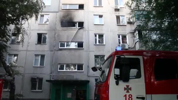 Feuerwehrleute Bekämpfen Brand Hochhaus Feuerwehrleute Retten Menschen Durch Fenster — Stockvideo