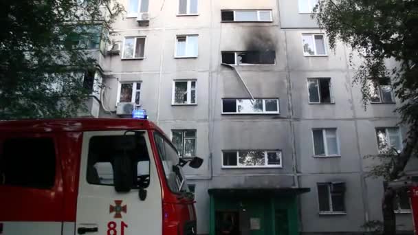 Bomberos Luchan Contra Fuego Gran Altura Bomberos Rescatan Gente Través — Vídeos de Stock