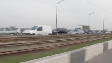 Köprüde arabalar, köprüden hava manzarası..