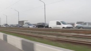 Köprüde arabalar, köprüden hava manzarası..