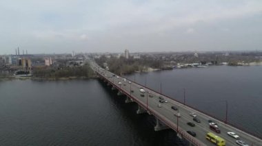 Köprüde arabalar, köprüden hava manzarası..