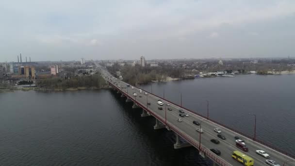 Bilar Rida Bron Antenn Utsikt Över Bron Från Höjd — Stockvideo