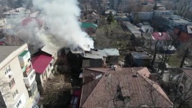 Bir ev bir sürü dumanla alev alır. Yükseklik helikopterinin gökyüzünden çok sayıda dumanlı panoramik görüntü yakar.