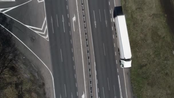 Luchtfoto Van Crossover Suv Auto Rijden Langs Lege Onverharde Weg — Stockvideo