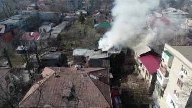 Bir ev bir sürü dumanla alev alır. Yükseklik helikopterinin gökyüzünden çok sayıda dumanlı panoramik görüntü yakar.