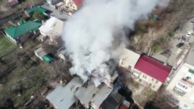 Bir ev bir sürü dumanla alev alır. Yükseklik helikopterinin gökyüzünden çok sayıda dumanlı panoramik görüntü yakar.