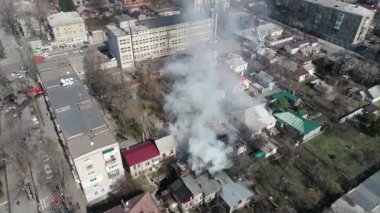 Bir ev bir sürü dumanla alev alır. Yükseklik helikopterinin gökyüzünden çok sayıda dumanlı panoramik görüntü yakar.