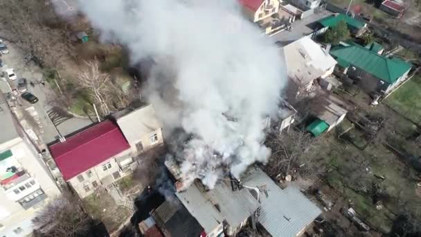 House Catches Fire Lots Smoke House Burns Lot Smoke Aerial — Stock Video