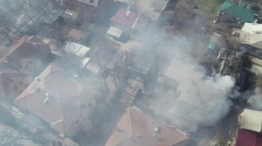 Bir ev bir sürü dumanla alev alır. Yükseklik helikopterinin gökyüzünden çok sayıda dumanlı panoramik görüntü yakar.