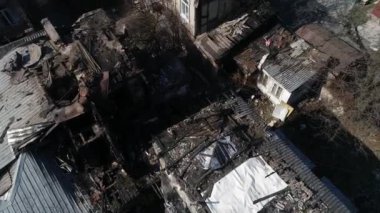Bir ev bir sürü dumanla alev alır. Yükseklik helikopterinin gökyüzünden çok sayıda dumanlı panoramik görüntü yakar.