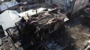 Bir ev bir sürü dumanla alev alır. Yükseklik helikopterinin gökyüzünden çok sayıda dumanlı panoramik görüntü yakar.