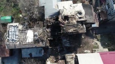 Bir ev bir sürü dumanla alev alır. Yükseklik helikopterinin gökyüzünden çok sayıda dumanlı panoramik görüntü yakar.