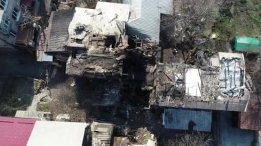 Bir ev bir sürü dumanla alev alır. Yükseklik helikopterinin gökyüzünden çok sayıda dumanlı panoramik görüntü yakar.