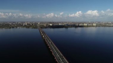 Köprüde arabalar, köprüden hava manzarası..