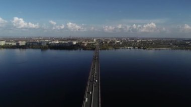 Köprüde arabalar, köprüden hava manzarası..
