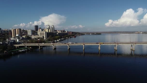 Bilar Rida Bron Antenn Utsikt Över Bron Från Höjd — Stockvideo