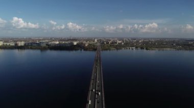 Köprüde arabalar, köprüden hava manzarası..