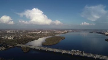 Köprüde arabalar, köprüden hava manzarası..