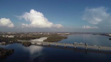 Köprüde arabalar, köprüden hava manzarası..